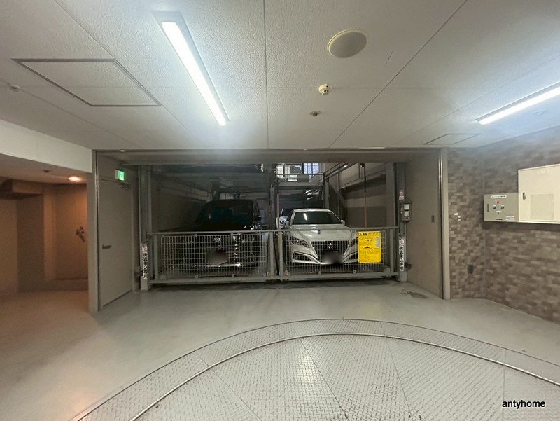 リーガル南船場　仲介手数料無料の駐車場