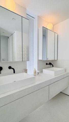 Private Retreat in Kamakura.週末は稲村ガ崎に帰るの独立洗面台