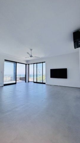 Private Retreat in Kamakura.週末は稲村ガ崎に帰るの居間・リビング