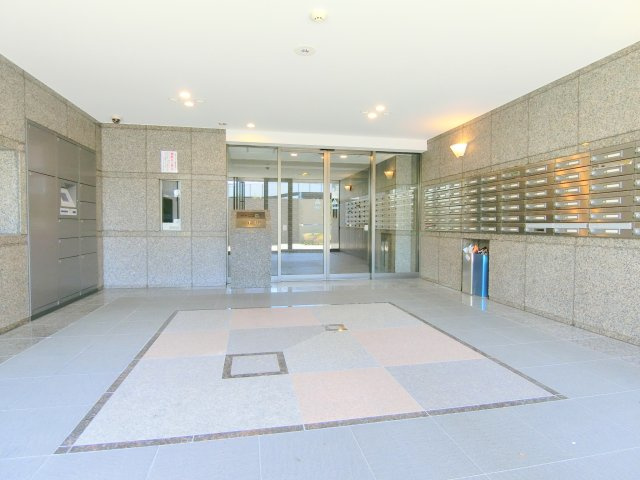 ルーブル多摩川七番館のエントランス|防犯カメラTVモニター付オートロック宅配BOXメールBOX管理人室　エントランス