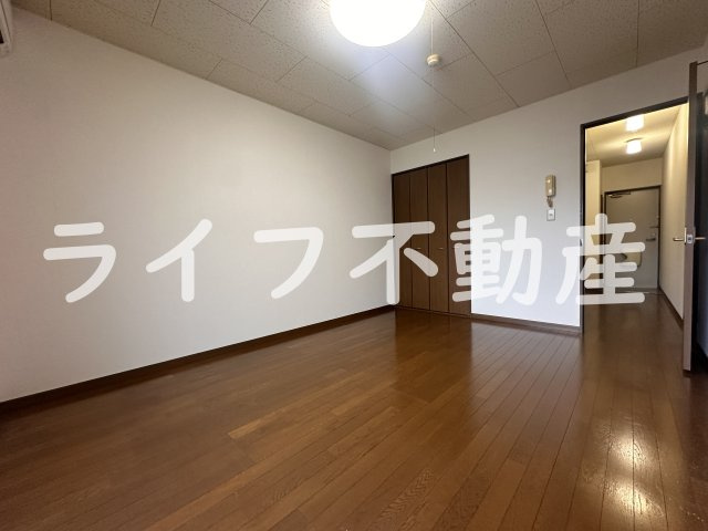 プレジール加納の居間・リビング|こちらのリビングで趣味の時間をお楽しみください