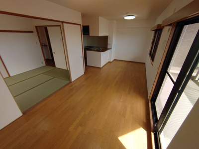 【居間・リビング】 | リベール明石西江井ヶ島 | 和室6帖とつながった15.4帖　カウンターキッチンのLDK