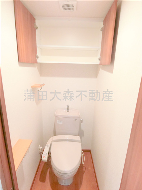 ルーブル蒲田六番館のトイレ|棚収納と温水洗浄便座付きのトイレ