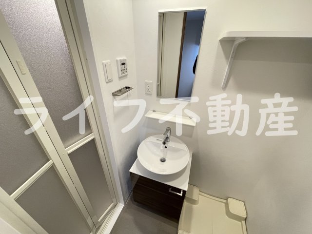 エスリード大阪CENTRAL　AVENUEの独立洗面台|独立洗面台、小物を置くことができて便利です