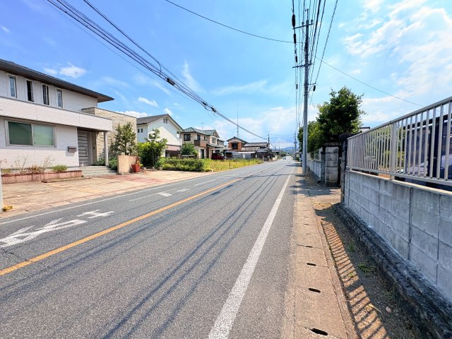 豊前市大字千束　古民家風　9LDKの前面道路含む現地写真