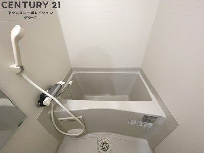 シンプルなユニットタイプの浴室です