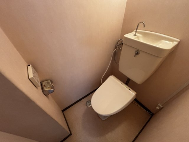 神戸市灘区新在家南町４丁目の賃貸マンションのトイレ