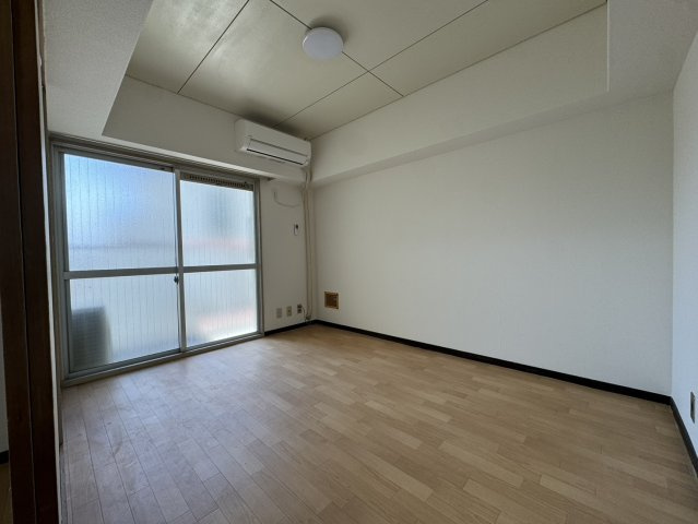神戸市灘区新在家南町４丁目の賃貸マンションの居間・リビング