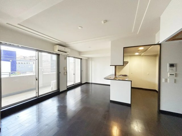 芦屋市大東町の賃貸マンションの居間・リビング