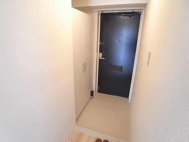 西宮市柳本町の賃貸マンションの玄関