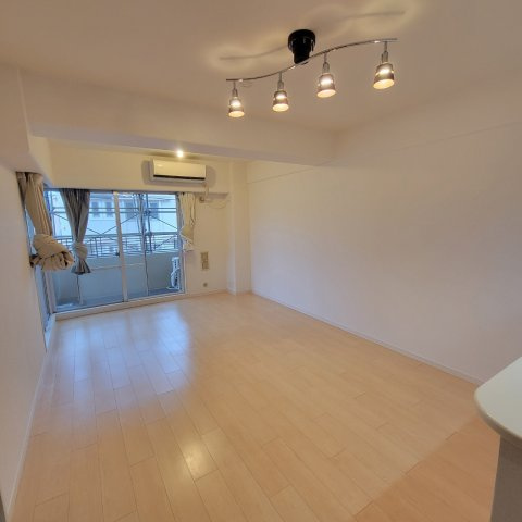 芦屋市浜町の賃貸マンションの居間・リビング