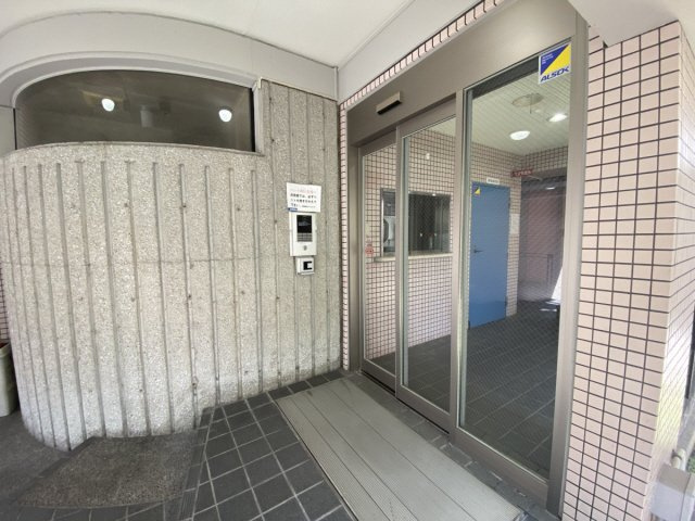 神戸市灘区福住通５丁目の賃貸マンションのエントランス