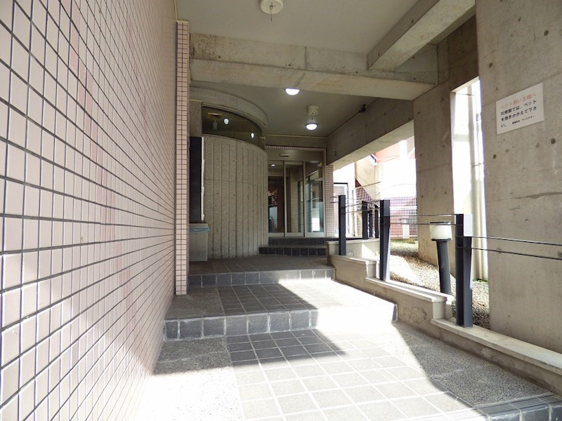 神戸市灘区福住通５丁目の賃貸マンションのエントランス