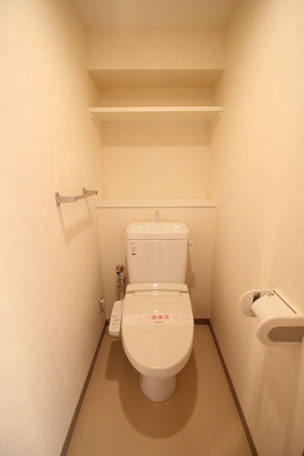 芦屋市東山町の賃貸マンションのトイレ
