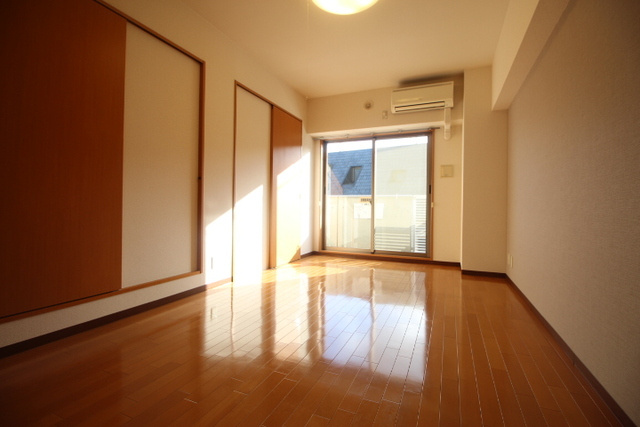 芦屋市東山町の賃貸マンションの居間・リビング