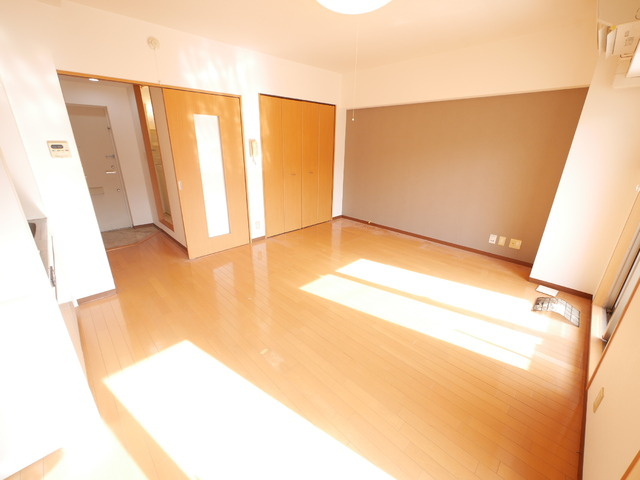芦屋市東山町の賃貸マンションの居間・リビング