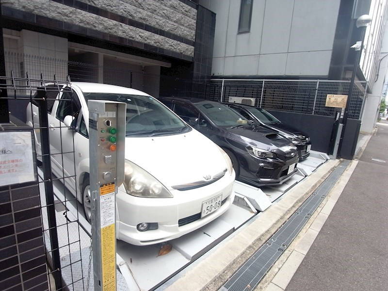 プレサンス三宮ディライトの駐車場