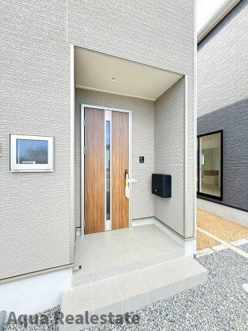 高松市円座町の新築一戸建の玄関|ゆったりとした玄関です