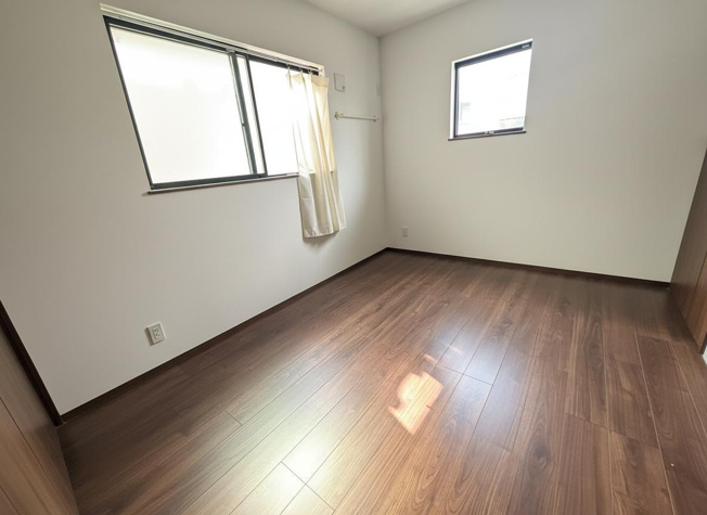 【洋室】 | 広島市西区己斐大迫　築浅一戸建て | 【洋室・収納】全居室収納付き！
お部屋を広く使えるので、インテリアや家具の配置も思いのままです。
