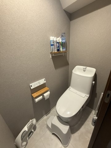 【トイレ】 | 広島市西区己斐大迫　築浅一戸建て | 【トイレ】温水洗浄便座付きの清潔なトイレ空間。
お手入れもしやすく綺麗な状態が保たれています。