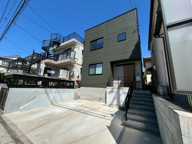 【前面道路含む現地写真】 | 広島市西区己斐大迫　築浅一戸建て | 南側幅員約6mの公道に接道。
前道が広く、お車の出し入れや対向車とのすれ違いもスムーズです。
