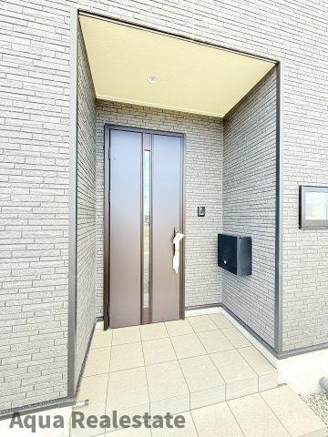 高松市円座町の新築一戸建の玄関|ゆったりとした玄関です