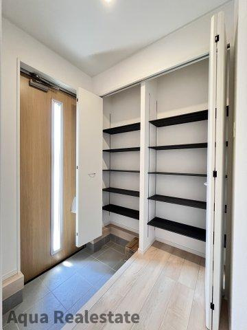 高松市円座町の新築一戸建の収納|きれいな玄関です　※画像は同仕様の施工事例です