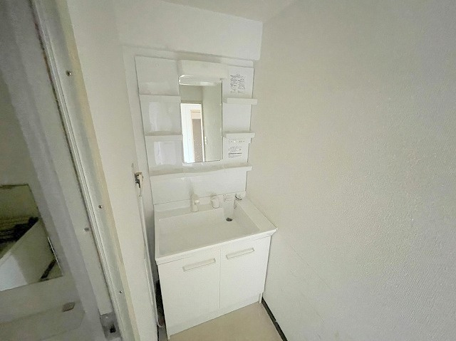 新大阪川島マンションの独立洗面台