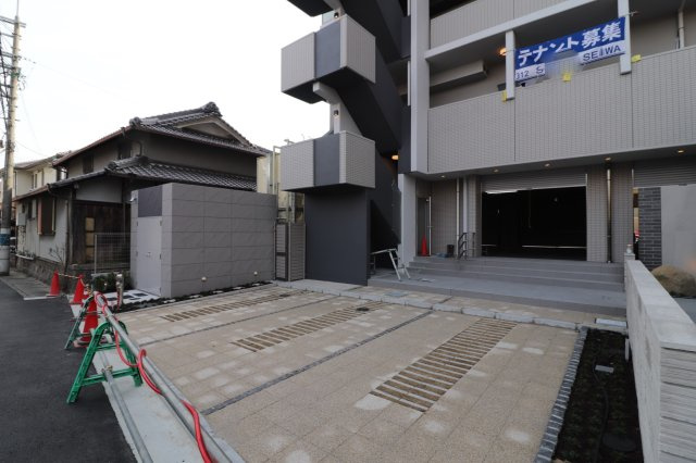 エターナ千里丘の駐車場