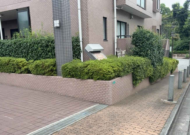【庭】 | グリーンコーポ相模原パークサイド | 物件によっては、入居者が個人的に使用できる専用庭がついているものもあります。また、住宅の中にある土間の部分を庭と呼ぶこともあります。庭の用途は住む人によって変わり、それによってデザインもさまざまです。