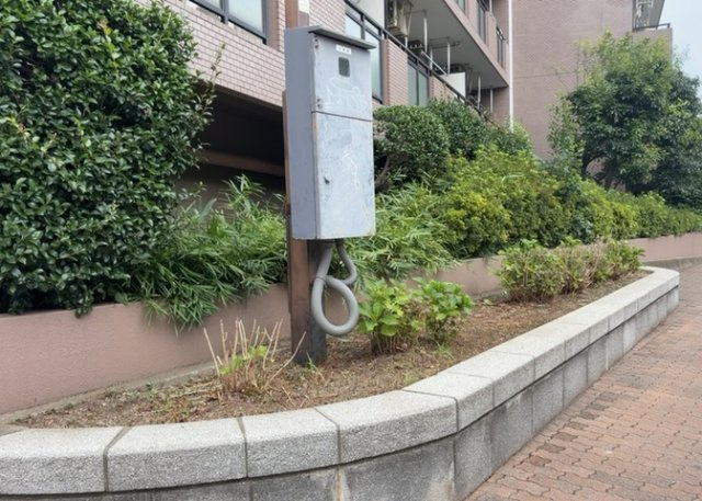 【中庭】 | グリーンコーポ相模原パークサイド | 中庭（パティオ）とは、一つの建築物の内部に設けられた、壁などで囲われている庭のことを指します。コの字型、ロの字型が主流ですが、L字型の中庭もあります。最近では、インテリア性の高さからも人気があります。