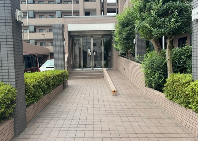 【エントランス】 | グリーンコーポ相模原パークサイド | マンションのエントランスには、もともと風よけや防犯の役割がありますが、マンションによって宅配ボックスなどの設備が備わっている所もあります。日々の生活をイメージしながら生活しやすさをチェックしましょう。
