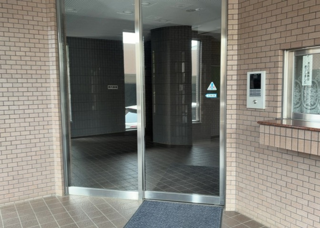 【ロビー】 | グリーンコーポ相模原パークサイド | ラウンジは、マンションの共用スペースに椅子やテーブルなどを配置した利用者が寛げる空間です。屋内型ラウンジと屋外型ラウンジがあります。共用部分の管理状況と合わせて、詳細については現地でご確認ください。