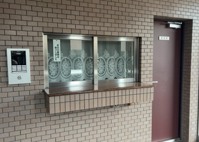 【受付】 | グリーンコーポ相模原パークサイド | 受付はマンションコンシェルジュがいる場合もあれば、管理人が滞在する小部屋を総称して呼ぶことがあります。主にエントランスに設置されていることから、防犯面でも期待ができます。防犯設備がない場合はより安心！