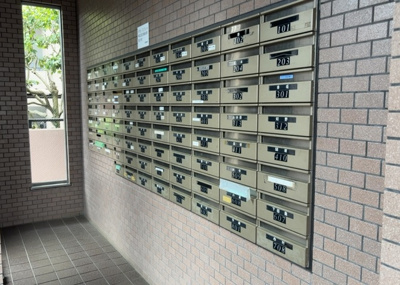 【設備】 | グリーンコーポ相模原パークサイド | エントランス付近に設置されている集合ポストは、住んでいる部屋と離れているため、ポストをあさるなど誰かに何かされていても被害に気づきにくいです。入居する時には他人に特定されにくい番号で鍵をかけましょう！