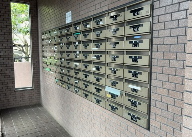 【設備】 | グリーンコーポ相模原パークサイド | エントランス付近に設置されている集合ポストは、住んでいる部屋と離れているため、ポストをあさるなど誰かに何かされていても被害に気づきにくいです。入居する時には他人に特定されにくい番号で鍵をかけましょう！