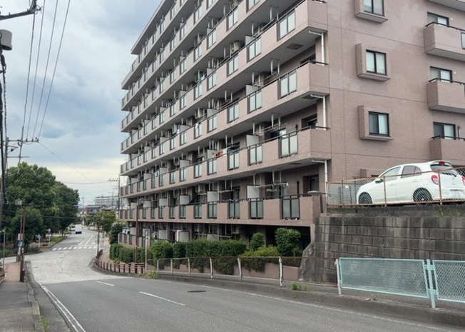 【外観】 | グリーンコーポ相模原パークサイド | 隣家の土地はどうなっているのか、生活利便施設が近くにあるのか、学校まで近いかなど、お客様のライフスタイルにあわせたイメージが重要です。また、近くにあると困る施設が近くにないかも確認するといいでしょう。