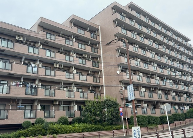 【外観】 | グリーンコーポ相模原パークサイド | 景色重視でお家選ぶをするとスーパーが遠い！学校が遠い！など生活をするうえで利便性で困ることもあります。まず一度現地を見学する際に、周辺の施設などがあるかを確認し、暮らし始めた後のことを想像しましょう。