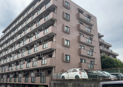 【外観】 | グリーンコーポ相模原パークサイド | ＲＣ造、Reinforced Concreteは直訳すると補強されたコンクリートです。主に柱や梁・床・壁が鉄筋とコンクリートで構成おり、鉄筋を組んだ型枠にコンクリートを流し込んで固めたものを指します。