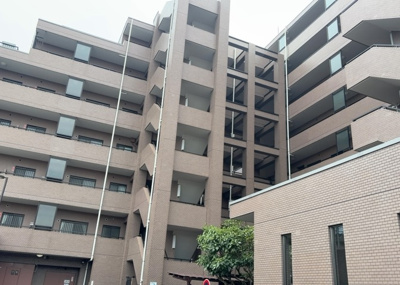 【玄関】 | グリーンコーポ相模原パークサイド | 玄関は家の顔でもあり、家族以外の目にも止まる場所です。玄関は外との間を仕切る扉、靴などをしまっておく収納スペース、靴脱ぎのたたきスペース、来客とのやり取りをするドアホンなど複数のアイテムからなります。