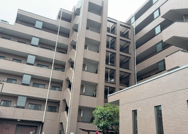 【玄関】 | グリーンコーポ相模原パークサイド | 玄関は家の顔でもあり、家族以外の目にも止まる場所です。玄関は外との間を仕切る扉、靴などをしまっておく収納スペース、靴脱ぎのたたきスペース、来客とのやり取りをするドアホンなど複数のアイテムからなります。