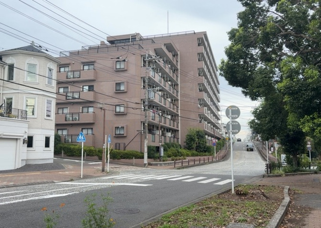 【外観】 | グリーンコーポ相模原パークサイド | 外観はマンション管理がされているかの目安になります。築年数が古いと、壁面は劣化してひび割れが生じることも！建物が古びていても細かいところが修繕されていると、きちんと管理されているなぁと感じるでしょう。