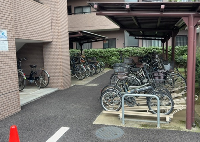 【駐車場】 | グリーンコーポ相模原パークサイド | 車一台あたりに必要なスペースは、標準サイズの普通自動車で横幅2m50cm、長さ5mは必要になります。ただし、乗降のことも考慮して横幅3m30cm、長さ5m50cmほどは確保できるところを選びましょう。