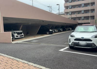 【駐車場】 | グリーンコーポ相模原パークサイド | 駐車場と明記されていても、最小スペースでつくられた駐車場だと大型車は駐車できなかったり、出入りしにくくなったりする可能性があります。お車のサイズと購入したい物件の駐車場のサイズを現地で確認しましょう。