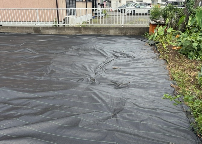 【外観】 | 土地の前の道路に消火栓が設置されていることがあります。この場合、道路交通法第45条第1項により、駐車禁止の場所が指定されています。そのため、車庫などの駐車スペースをつくることができない場合があります。