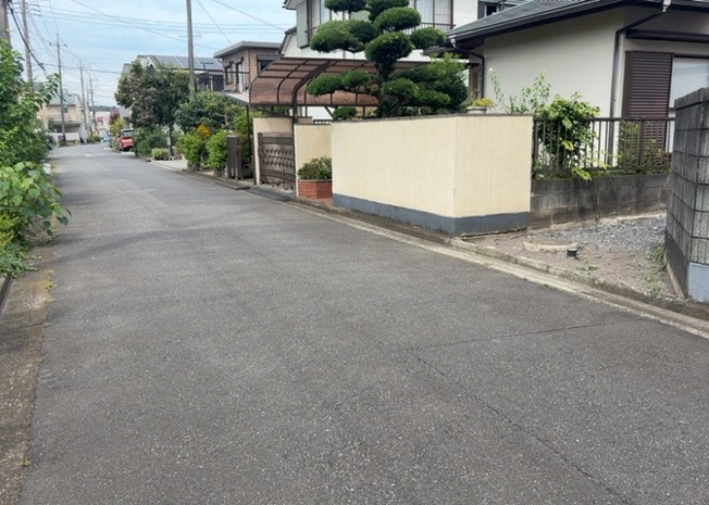 【外観】 | 現地に行くなら、物件の周囲の地形がどうなっているかを見ることも大切です。周辺より低くなっている土地では、大雨などで水が集まりやすいため、地盤が弱くなっているということも考えられるため、注意が必要です。
