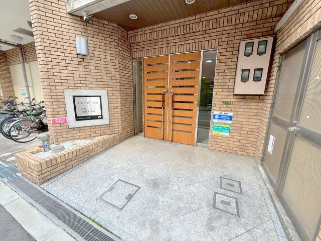 クラウンハイム淡路駅前通のエントランス