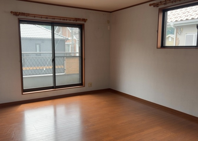 【寝室】 | 寝室でゆっくりと過ごすためにはベッド周りの適度な空間を担保することや窓の位置、照明の明るさ、寝室の広さなどを考える必要があります。自身や家族の構成とライフスタイルに併せて寝室にする部屋を選びましょう！