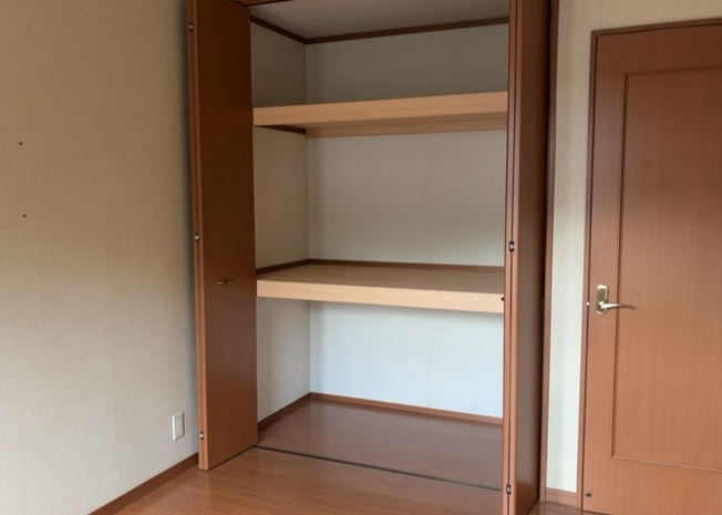 【収納】 | デザイン性を重視しすぎて収納が少なかった！なんてことにならないため、事前に現地で収納の数を確認しておくことをお勧めします。クローゼット以外にも床下収納や屋根裏収納、パントリーなどもチェックしましょう。