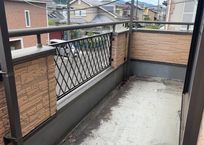 【バルコニー】 | バルコニーは、室外の専用スペースのうち、「屋根がなく開放された空間」であるものを指します。ベランダより広いタイプのものが多く、日当たりもよいため家庭菜園などを楽しみたい人にとって適した環境となります。